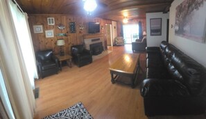 Living area - Expansive Executive LakeHouse #19w/Jacuzzi &Fireplace with views of Norfork Lake (Mountain Home)
