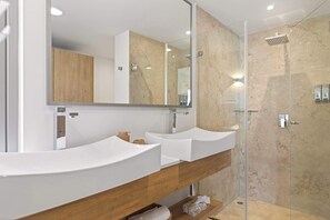 Shower, hair dryer, towels, shampoo - Casa Ballena + Ocean Views + Private Rooftop Pool (Cabo San Lucas)