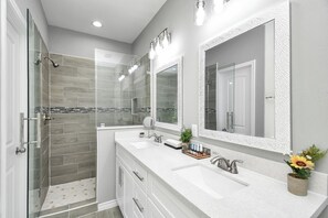 Hair dryer, towels, soap, toilet paper - Urban Loft Townhome - Close to NRG Stadium in Central Houston (Houston)