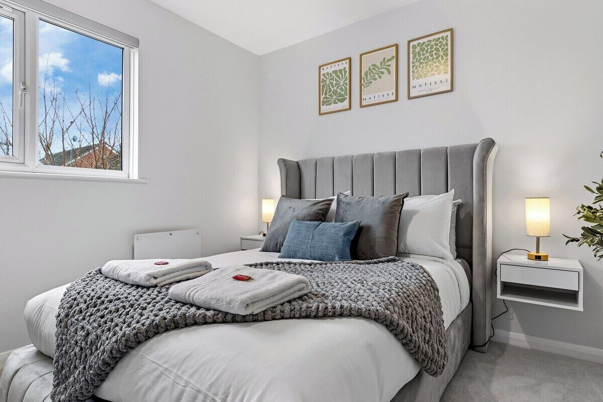 2 bedrooms, iron/ironing board, Internet, bed sheets