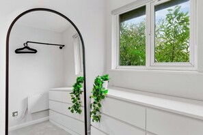 Interior - 2BR • New Listing Discount • Free Parking (West Sussex)