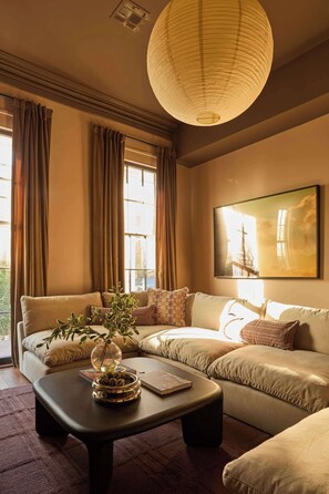 Smart TV, offices - Stylish Designer Home  | Shared Heated Pool + Spa (New Orleans)