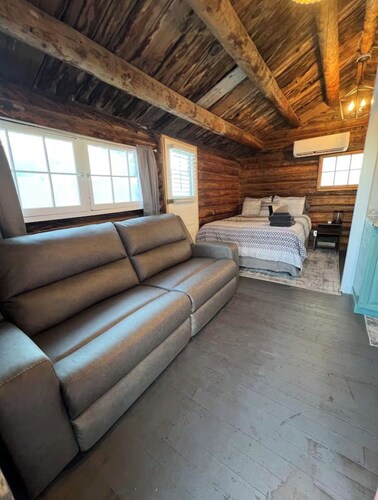 Cozy Rustic Cabin in the City