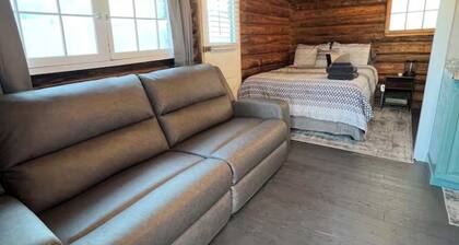 Cozy Rustic Cabin in the City