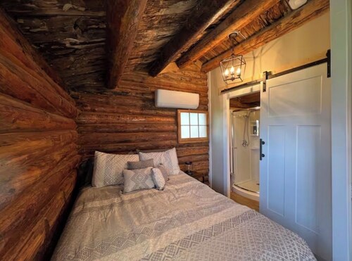Cozy Rustic Cabin in the City