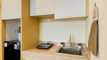 Standard Apartment | Private kitchen | Electric kettle, cookware/dishes/utensils