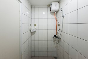 Standard Studio | Bathroom - Green Urban Style Studio Room At Apartment Sudimara Forestwalk (South Tangerang)