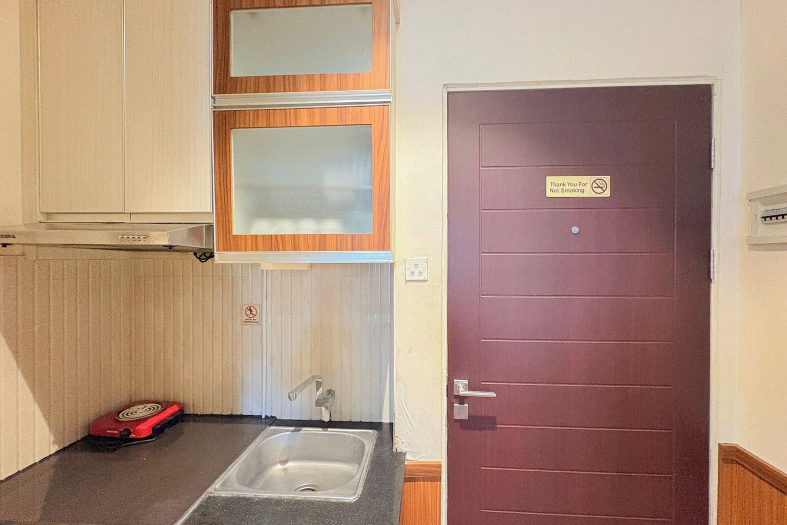 Standard Apartment | Private kitchen | Stovetop, electric kettle