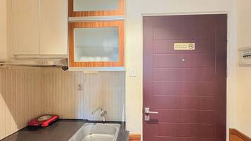 Standard Apartment | Private kitchen | Stovetop, electric kettle