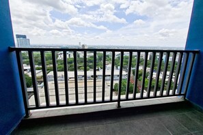 Standard Studio | Balcony - Minimalist Studio Loft Apartment At Kingland Avenue (South Tangerang)