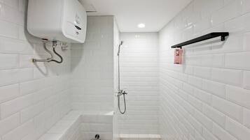 Studio Standar | Kamar mandi