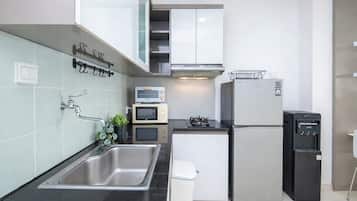 Apartamento estándar | Cocina privada | Placa de cocina y hervidor eléctrico