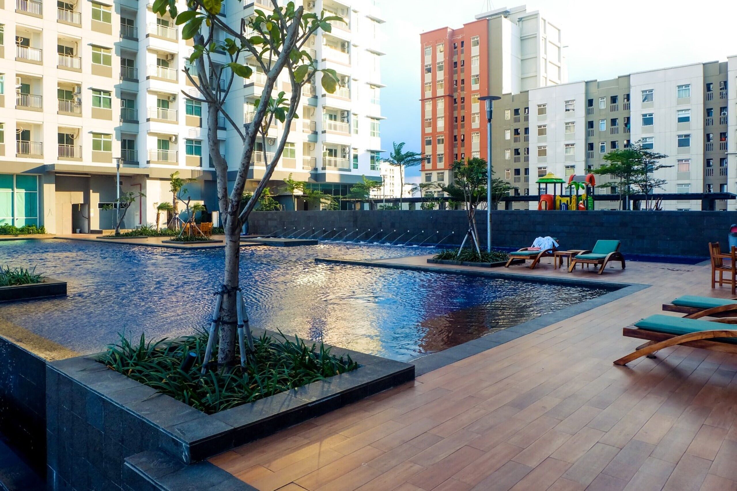 Una piscina al aire libre