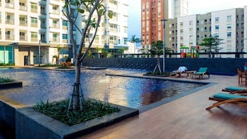 Una piscina al aire libre