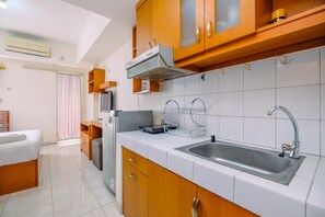 Standard Studio | Private kitchen | Electric kettle - Comfort Studio Apartment At Margonda Residence 2 (Depok)