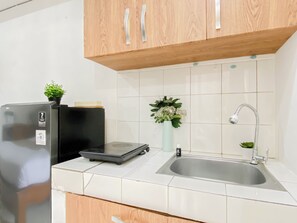 Private kitchen - Convenient Studio Near Universitas Indonesia At Margonda Residence 2 (Bogor)