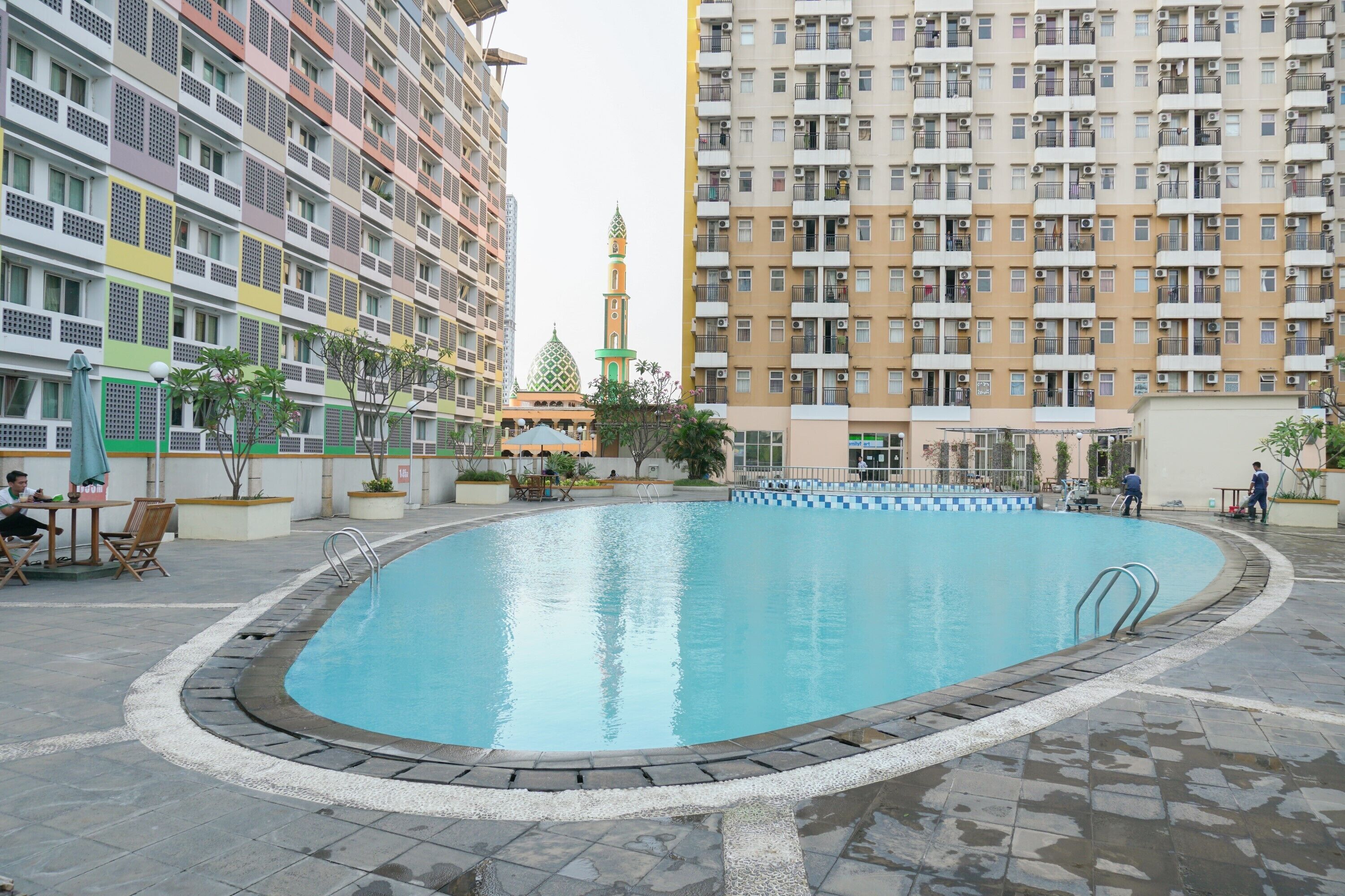 Una piscina al aire libre