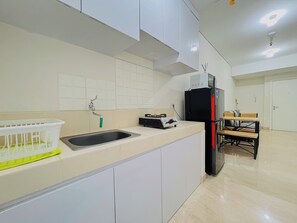 Private kitchen - Cozy Stay 2Br At Podomoro City Deli Medan Apartment (Medan)