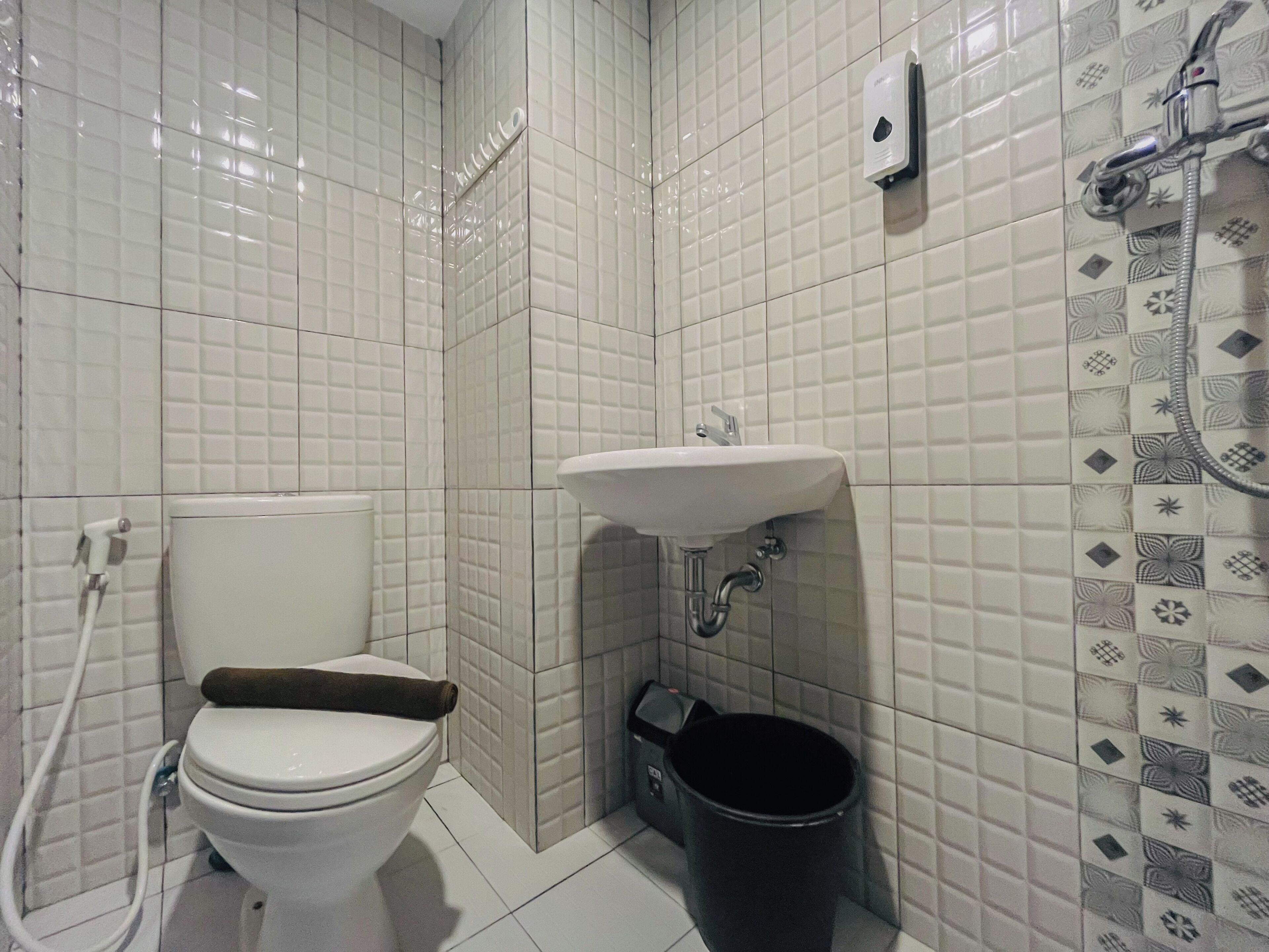 Un baño con inodoro, lavamanos y ducha.