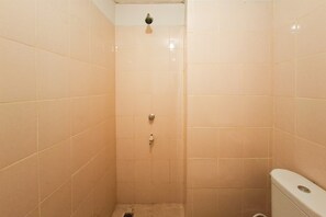 Standard Studio | Bathroom - Spacious And Warm Combined Studio Room At Apartment Serpong Greenview (Tangerang)