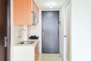 Standard Studio | Private kitchen - Spacious And Warm Combined Studio Room At Apartment Serpong Greenview (Tangerang)