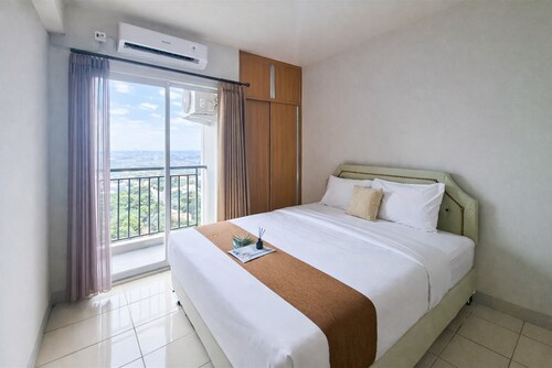 Spacious And Warm Combined Studio Room At Apartment Serpong Greenview