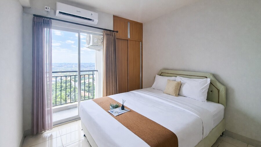 Spacious And Warm Combined Studio Room At Apartment Serpong Greenview