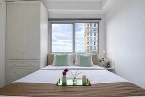 Standard Apartment - Lavish White 1Br With Working Room At Pakubuwono Terrace Apartment (Jakarta)