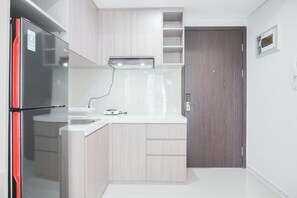 Standard Studio | Private kitchen | Electric kettle - Warm And Cozy Studio Daan Mogot City Apartment (Jakarta)