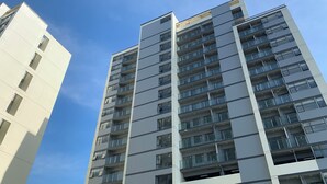 Ein Hochhaus mit mehreren Balkonen und großen Fenstern.