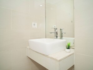Bathroom - Oriental Calm Studio At Daan Mogot City Apartment (Jakarta)