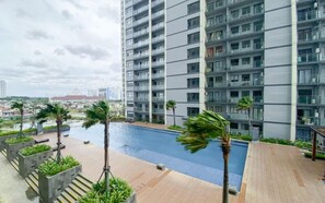 Outdoor pool - Oriental Calm Studio At Daan Mogot City Apartment (Jakarta)
