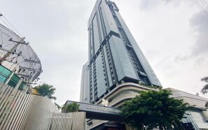 Exterior - 6 Pax Tranquil 3Br With Extra Room At Grand Sungkono Lagoon Apartment (Surabaya)
