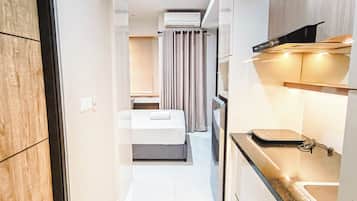 Studio Standard | Cuisine privée | Bouilloire électrique, batterie de cuisine, vaisselle et ustensiles