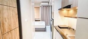 Electric kettle, cookware/dishes/utensils - Best Deal And Comfy Studio At Delft Ciputra Makassar Apartment (Makassar)