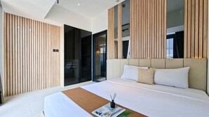Quarto de hotel moderno com uma cama grande, painéis de parede em madeira, uma porta de vidro para uma varanda e vista para a cidade.