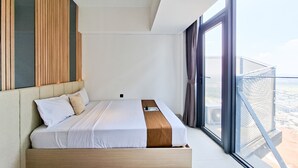 Quarto moderno com uma janela ampla, uma cama com estrutura de madeira e vista para a paisagem urbana.