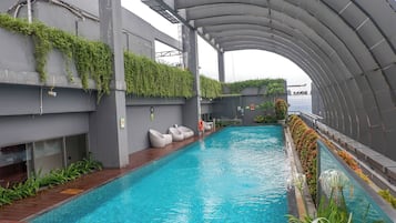Una piscina al aire libre