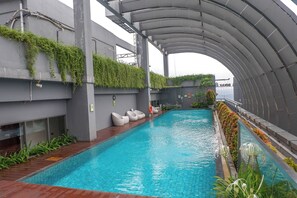 Una piscina al aire libre