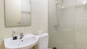 Standard Apartment | Bathroom