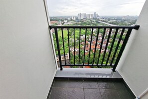 Standard Studio | Balcony - Serene And Warm Studio Space At Apartment Parkland Avenue (South Tangerang)