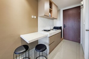 Standard Studio | Dining room - Serene And Warm Studio Space At Apartment Parkland Avenue (South Tangerang)