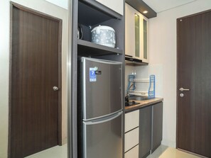 Standard Studio | Private kitchen | Electric kettle - Neat And Restful Studio For 2 Pax At Transpark Bintaro Apartment (Tangerang)