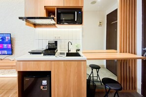 Standard Studio | Private kitchen | Electric kettle - Cool Japandi Studio At Apartment Transpark Bintaro (South Tangerang)