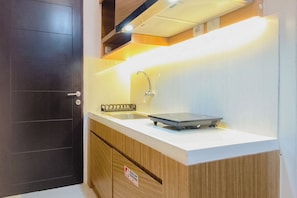Standard Studio | Private kitchen | Electric kettle - Practical Studio At Suncity Residence (Sidoarjo)