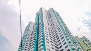 A high-rise building with multiple floors and balconies. - Neat Studio At Amethyst Apartment Near Jiexpo (Jakarta)