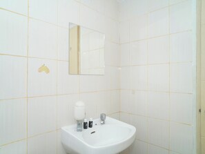 Bathroom - Neat Studio At Amethyst Apartment Near Jiexpo (Jakarta)
