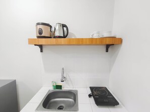 Private kitchen - White Tone 1Br For 2 Pax At Parahyangan Residence (Bandung)
