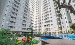 Outdoor pool - Bright And Simple 2Br Apartment At Parahyangan Residence (Bandung)