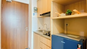 Eine Küche mit Holzausstattung, einem Einbauofen und einem Spülbecken.